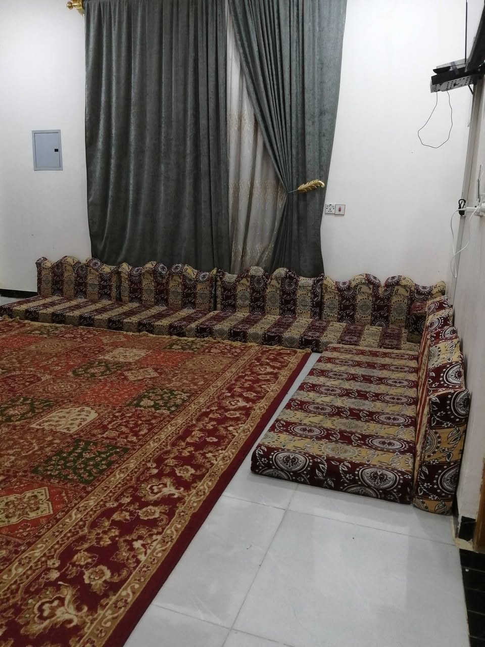 ديوان جلسة عربية للبيع درجة اولى ثقيل  طوله 12 متر واتساب فقط 
***********
