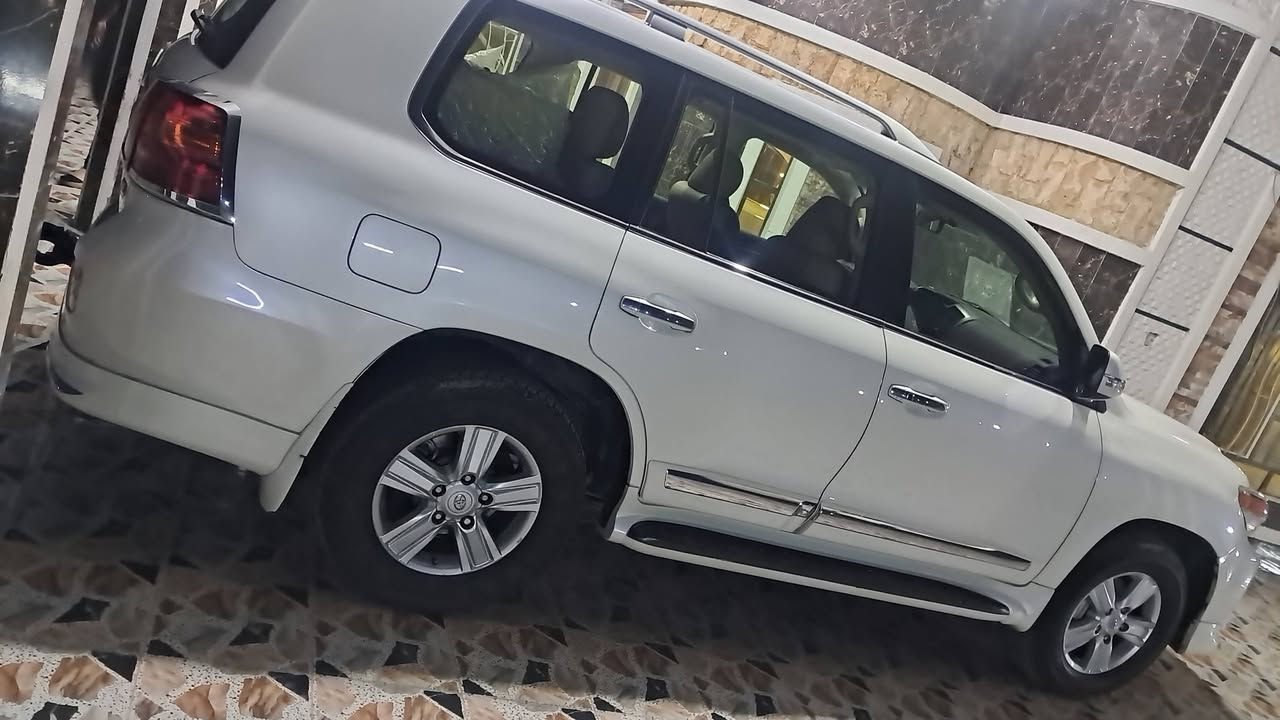 سلام عليكم ورحمة الله وبركاته
الاندكروز ٢٠١٣ 
سيارة بريم اصل 
معروفة مواصفاتها كفالة عامة من صبغ والفتح 
سيارة كلهة بي بي اف سعرة ١٢ وقة 
كاملة مكملة 
رقم بغداد بسمي 

وسونار بيها سعرها ٣٧٠ للستفسار ***********
