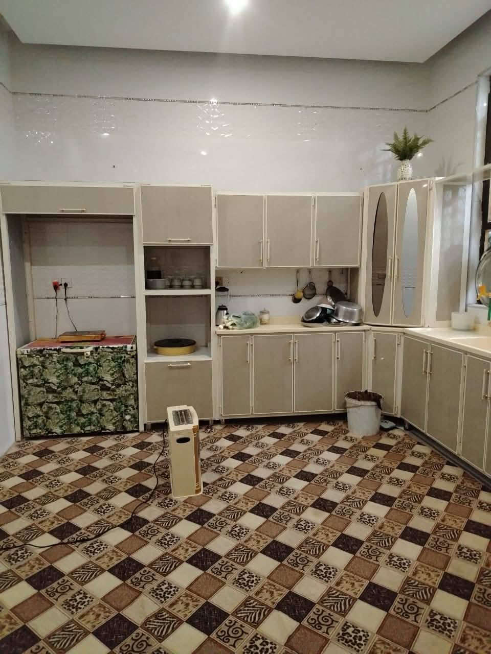 السلام عليكم ورحمة الله وبركاته
يوجد بيت للبيع في منطقة دور الشرطة – 200 متر مقابل موسى الكاظم.

تفاصيل البيت:
 • بناء طابقين (بلوك)
 • الطابق الأرضي:
 • غرفة
 • صالة
 • ديوانية
 • مطبخ
 • حمام داخلي
 • كراج يسع سيارة
 • الطابق الأول:
 • ثلاث غرف نوم
 • صالة
 • حمام

البيت واقع على شارع فرعي، قريب من شارعين خدميين.

💰 السعر المطلوب: 230 مليون
📞 للاستفسار: ***********
