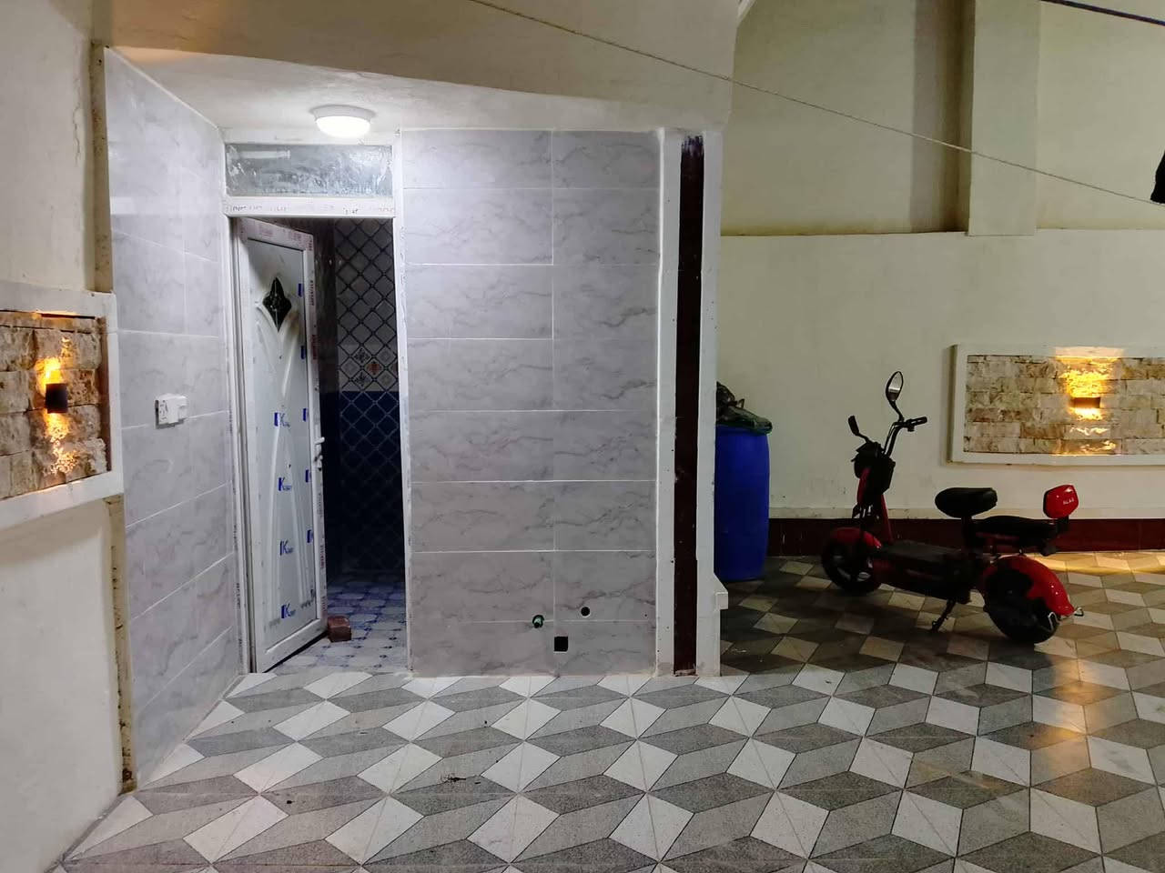السلام عليكم يوجد بيت للبيع بحي العمال يم هديل ام صالون عل يدك اليمين اخر بيت يم جبل 
ستفسار ***********
