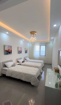 شقة مؤثثة بالكامل للإيجار – مجمع النسيم ستي 📐 المساحة: 140 م 🏢 الطابق:...