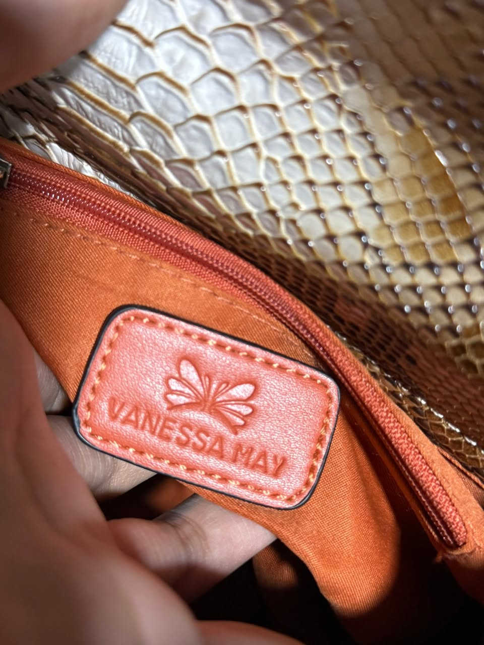 جنطة  ماركة  VANESSA MAY

* بنقشة جلد الثعبان باللونين البيج والأوف وايت.
* تحتوي على مقبضين علويين وحزام كتف طويل قابل للفك.
* تصميمها أنيق ومناسب للاستخدام اليومي أو المناسبات الخفيفة.


**إذا كنت صاحب هذا الإعلان وتريد حذفه لأي سبب، رجاءا أرسل رسالة إلى الدعم الفني**