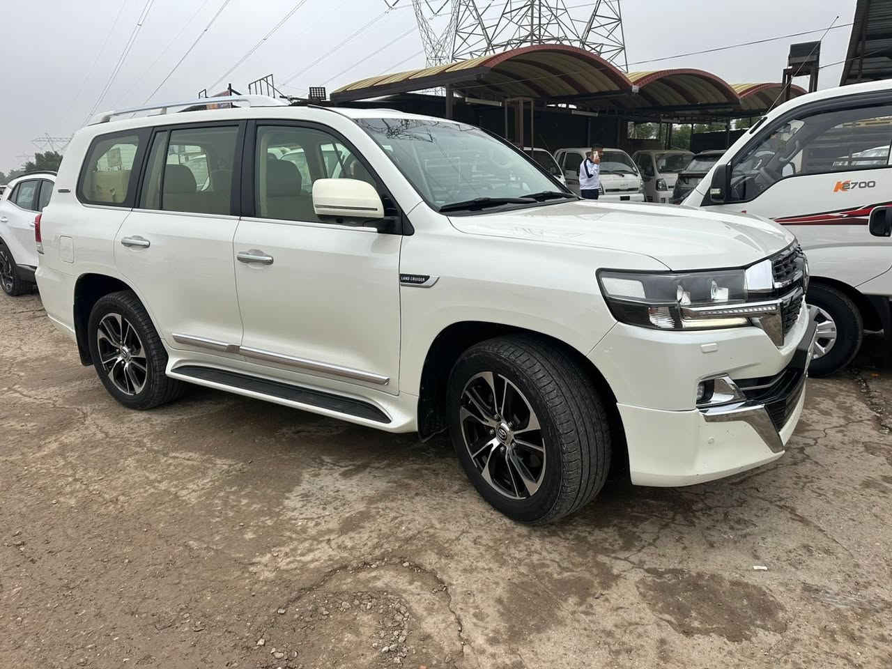 🔥 للبيع تويوتا لاندكروزر 2017 V8 فل كامل 🔥  

محرك 8 سلندر 4600 قوة واعتمادية معروفة من اللاندكروزر.

المواصفات:  
✔️ فل كامل  
✔️ 8 إيرباغ  
✔️ 4 كاميرات (360 درجة)  
✔️ حساسات أمامية وخلفية  
✔️ بصمة تشغيل + دخول ذكي  
✔️ تشغيل عن بعد  
✔️ فتحة سقف  
✔️ مرايا طي كهربائي  
✔️ دبل (دفع رباعي)  
✔️ دبل ماوس  
✔️ جاهزة تخم تاير

📊 الممشى: 94 ألف كم فقط

📌 ملاحظة:  
يوجد دمار بسيط بالجاملغ الخلفي كما موضح بالصور.  
الشاشة الحالية مبدلة لكن الشاشة الأصلية موجودة مع السيارة، ويوجد أيضاً شاشات التجاوي.

📌 السيارة نظيفة جداً واستخدام خفيف.

📍 الموقع: العراق  
بغداد

السياره بسمي هزه او سنويه جديده تحويل ثاني يوم 

📞 للاستفسار الاتصال (***********)
