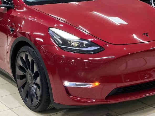 السلام عليكم ورحمة الله وبركاته.
#معرض_ابن_شعبان_لتجارة_السيارات. 
————————————————————
#المركبة    : تيسلا  موديل  Y  
#الفئة : بيرفورمنس 
#الرقم       : رقم بغداد جاهزة والتحويل او كالة حسب الرغبة  
#الموديل : 2023
#الضرر      :  البنيد و قبق الجنطة 
#الايرباكات :  بدون ضرر ايرباك 
#السعر      : 265 
#عداد المسافة : 24
——————————————————-
                         المواصفات 

✅ محرك كهربائي دبل ماطور 
✅ الشحن الكامل 550 كيلو 
✅ سقف بانوراما  ثابت
✅ شاشة كبيرة حجم 15 بوصة
✅ كاميرات 360
✅ حساسات امامية وخلفية
✅ تحكم كهربائي للمقاعد الاماميه 
✅ المقاعد الاماميه تدفئة و تبريد 
✅ غرفة جلد ابيض اصل 
✅ رادار امامي
✅ رادار خلفي
✅ رادار جانبي
✅مانع تصادم
✅ مثبت سرعة
✅ تحكم بالسياره عن طريق الشاشة
✅نظام قيادة آلية Auto Pilot
✅ عداد ديجيتال
✅ تشغيل تلقائي
✅ نظام قيادة ذاتية Full Self drive
✅ نظام (RCTA) للتنبيه عند الرجوع للخلف
✅ نظام (RSA) لكشف لافتات السرعه للطريق
✅ نظام (PSC) الرادار الذكي لمنع الاصطدام 
✅ نظام (LTA) لتحديد المسار على الطريق
✅ تشغيل عن بعد
✅ الدخول الذكي
✅ نظام ترفيهي كامل متكامل يحتوي على ( YouTube / WhatsApp / Tik Tok / Netflix)
✅ا Wifi
✅ا GPS
✅ا MAPS
✅ا Bluetooth
✅ا AUX
✅ا USB
✅ أوامر صوتية voice commands
✅ ويل كب حجم 19 مع  اطار بحالة ممتازه 
✅ اضوية امامية LED
✅ اضوية خلفية LED
✅ كشافات ضباب LED
✅ إنارة امامية زنون بالكامل
✅ صندوق خلفي كهرباء
✅ نظام محاكة ذاتي للسياره من الخارج

🔵السعر المطلوب : 265 ورقة🔵

——————————————————-

‏*********** ‏ 📞المبيعات. 
***********📞المزادات. 
***********٣📞الادوات.
