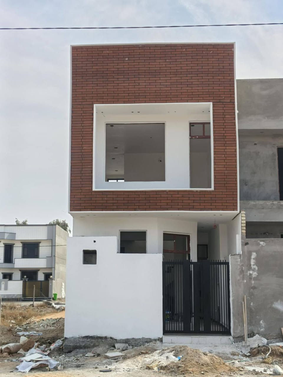 بيت للبيع
المساحه ١٠٠م طابقين بناء حديث درجه اولى
~~~~~~~~~~~~~~~~~~~~~~~~~~~~~~
زراعي سند ٢٥ 
كافه الخدمات ماء كهرباء تبليط 

««في شارع كربلاء قرب مول اهل الخير 
يبعد عن شارع كربلاء العام ٢٥٠متر 

//يحتوي على غرفتين غرفه جوه وغرفه فوك

∆∆يتوفر كافه الخدمات وايضا توجد عروض متنوعه اليحب يراجع عقارات ديباج∆∆∆∆

[مكتب ديباج للعقار مستعدون للكافه الترويج وتصوير العقارات] 

[] ***********[]
