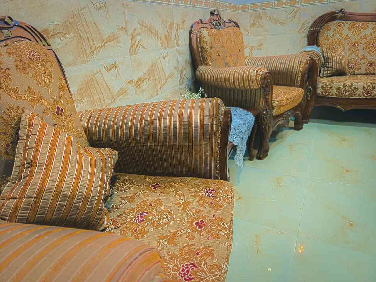 طقم قنفات رئاسي خشب اصلي تصميم قديم فخم مستخدم، كلش نظيف ، للبيع
التواصل خاص او على الرقم ***********
