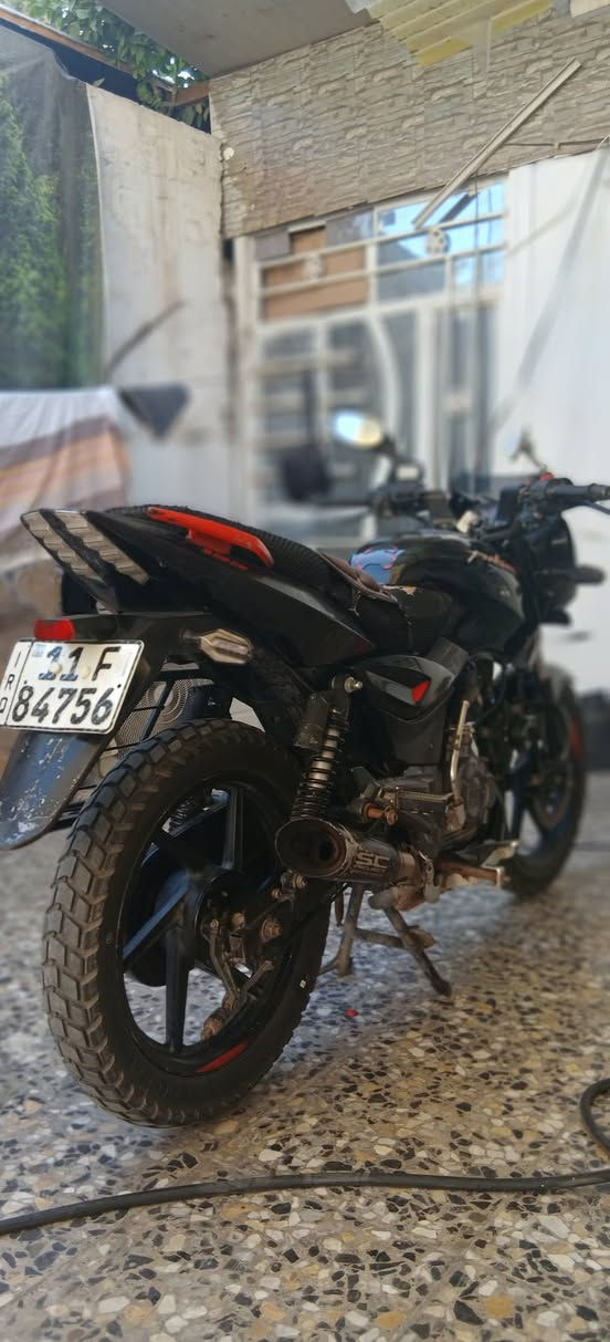 سلام عليكم دراجه بولسر نيون موديل 21 دراجه رقم وسنويه جاهزه دراجه عوزه ترتيب وبيه خيط خفيف جبتله بوشه وبستم جدد شركه بس ماشادهن ماعندي مجال اروح اشدهن  سعره 1450وترهم مراوس بوكسر*********** مكاني بلجادريه
