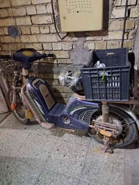 دراجه شحن للبيع السعر ٤٠٠الف وبيه مجال رقم الهاتف ٠٧٧٠٧٢٦٠٢٣٧