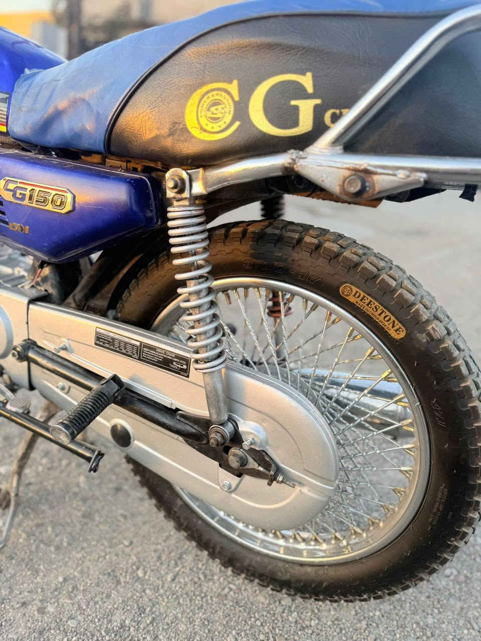 دراجه حلوه ومرتبه محرك نضيف كدام عينك فول نشاط تايرات جدد وياله جدد لا صرف ولا بخار بلشرط سعر 300الف بي مجال شراي طب هاص او انتصل ***********
