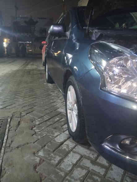 سلام عليكم نيسان فيرسه موديل15رقم بغداد وكلشي واضح بلفديو ورقمي***********وسعره 80راح تكلي قفله راح اجاوبك وكلك 77  اتصل ترهم مراوس نفس سعره مو غاليه مكاني بغداد جديده
