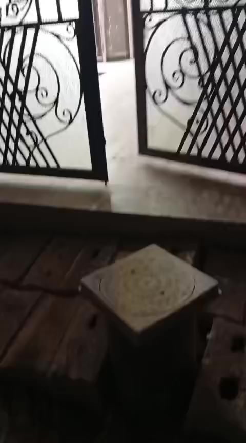 سلام عليكم دار للبيع مساحة ١٥٠م واجها ٧.٥ نزال ٢٠ البيت بناء ٢٠٢٥ طابو ملك صرف حمامين ٤ غرف نوم وكراج وحديقة ومطبخ حار وبارد جيب غراضك وكعد المكان رئسة الوزراء الاولى او الكاظمية ٢ قبل صعدة سريع الشعله مدخل محطة وقود سما الكاظمية البيت ماخذ عليه قرض صندوق إسكان ٦٠ مليون مسدد منها ٥ مليون باقي ٥٥ مليون القسط الشهر ي ٣٥٠ الف لصندوق الإسكان للاستفسار  السعر ع الخاص او واتساب ***********
