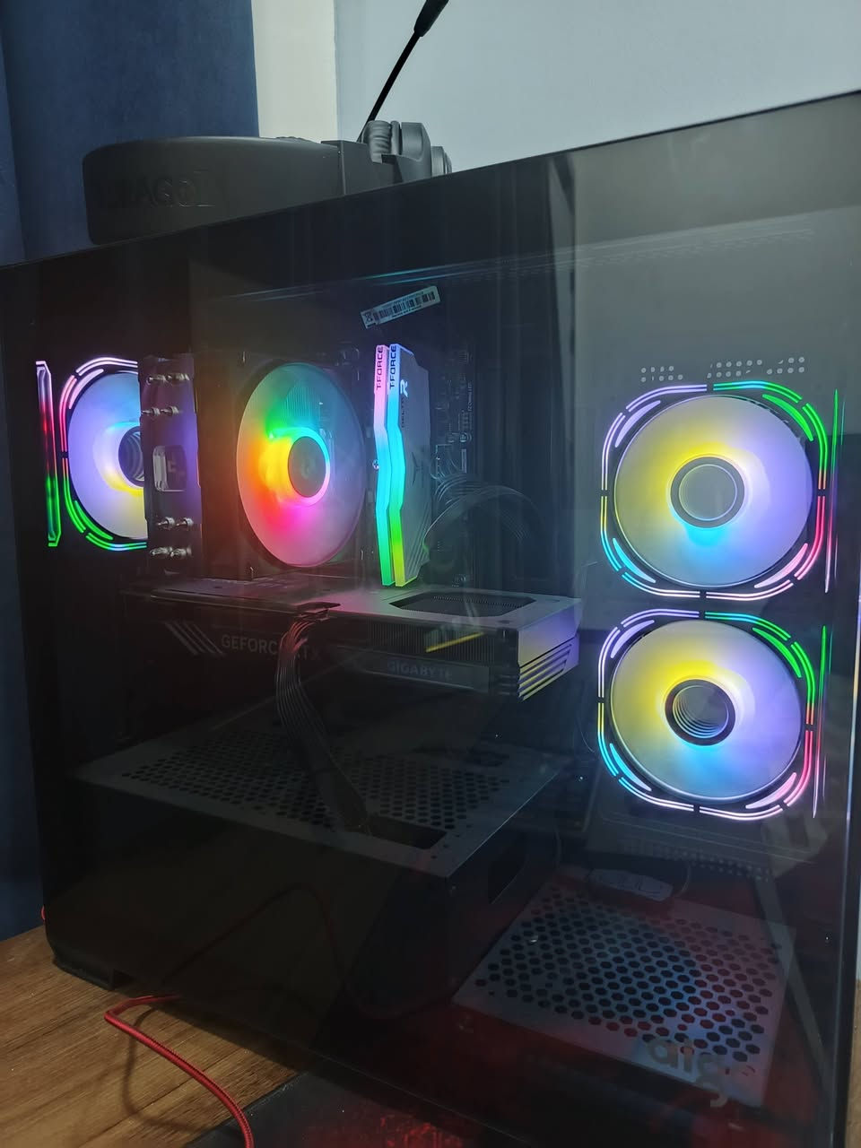 مواصفات تجميعة الكمبيوتر (PC Build)
الكيس (Case): CASE C218M AIQO 3FAN ARGB
المعالج (CPU): Intel Core i5 14400F (Tray)
المبرد (Cooler): DeepCool AG400
اللوحة الأم (Motherboard): MSI B760M PRO
كارت الشاشة (GPU): Gigabyte RTX 4060 8G 3FAN
الرام (RAM): 16GB (2x8) 3600MHz RGB T-Force
التخزين (SSD): M.2 NVMe 1TB Lexar 3500
الباور سبلاي (PSU): DeepCool 600W
الشاشة (Monitor): ASUS TUF 27" 2K 180Hz 1ms
الملحقات المضافة (Accessories)
نظام التشغيل: Windows 11 Pro (مُفعل أصلي)
الكيبورد: كيبورد ميكانيكي (Mechanical Gaming Keyboard)
الماوس: ماوس جيمنج احترافي (High-DPI Gaming Mouse)
السماعة: سماعة محيطية (Gaming Headset 7.1)
الإنترنت: قطعة واي فاي خارجيه أو USB (Wi-Fi Adapter)
الماوس باد: ماوس باد حجم كبير (Extended Gaming Mouse Pad
سعره 1400 بيه مجال
***********
ملاحظة: الضمان المذكور في الورقة هو 6 أشهر.
