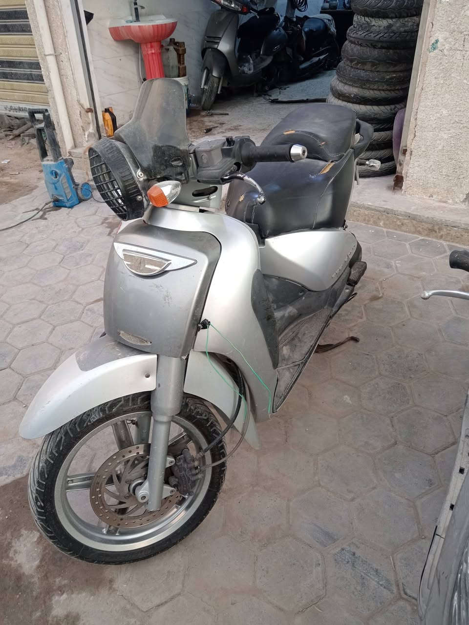 دراجه للبيع ياباني مال حاويه نكره سلف تشتغل بس تصعد حماوته وماعرف شبيه 
محركه ربع 250
ابيعه هل موجود مكاني كربلاء 
***********السعر ٥٠٠وبيه مجال حك الجيه
