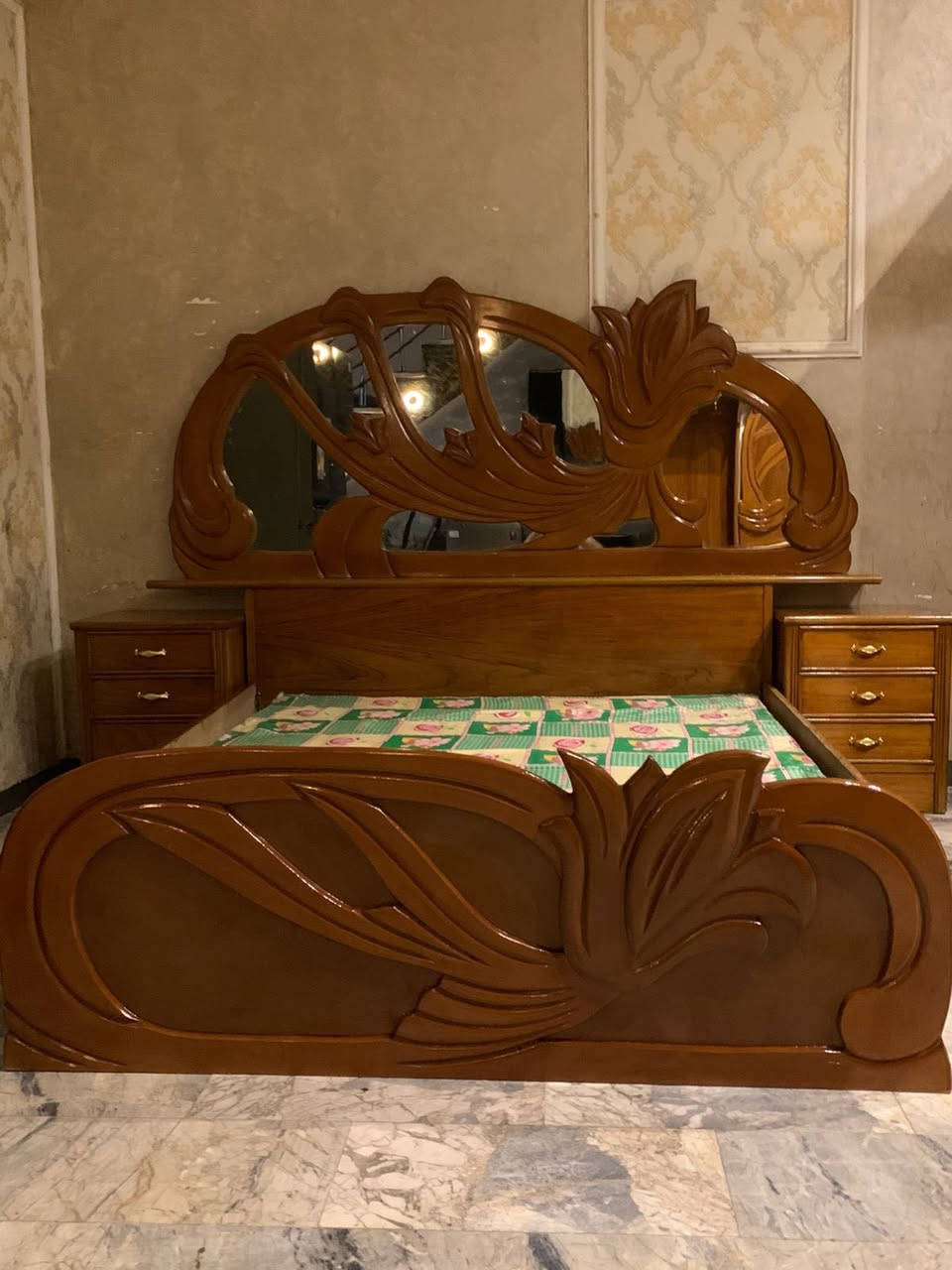 اترخص من مدير محترم الغرفه خمسه ملحق تتكون 9 قطع صاج خشب 5 ملم تكمه ثكيله حيل داخل وخارج صاج ضهر جرجوبه نضافتهه 100‎%‎ ستعمال سنه فصلته عل يدي والله درجه اولى تخت جربايه صاج بلوك ثكيل الغرفه حيل ثكيله ونضيفه والله سعره 800 رقم هاتف *********** مكلفه بالنشر اتصال فقط السبب بيع انتقال الى مكان اصغر
