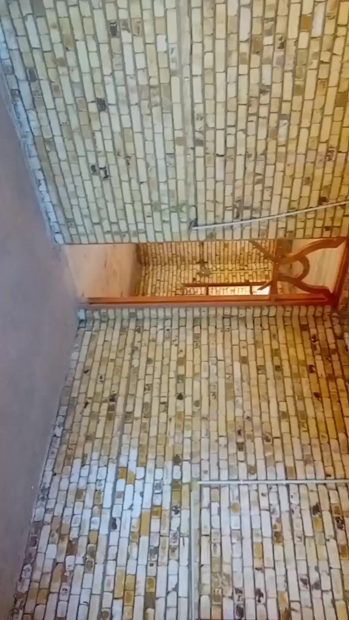 هيكل للبيع المساحه ٢٥٠متر لاساس رفته بناء طابوق سقف صب واصله مرحله تأسيس كهرباء غرفتين وصاله وحمام ومناور عدد ستقبال ومطبخ تفاصيل متواجد ع نت او للاتصال *********** العنوان كوت البيضاء
