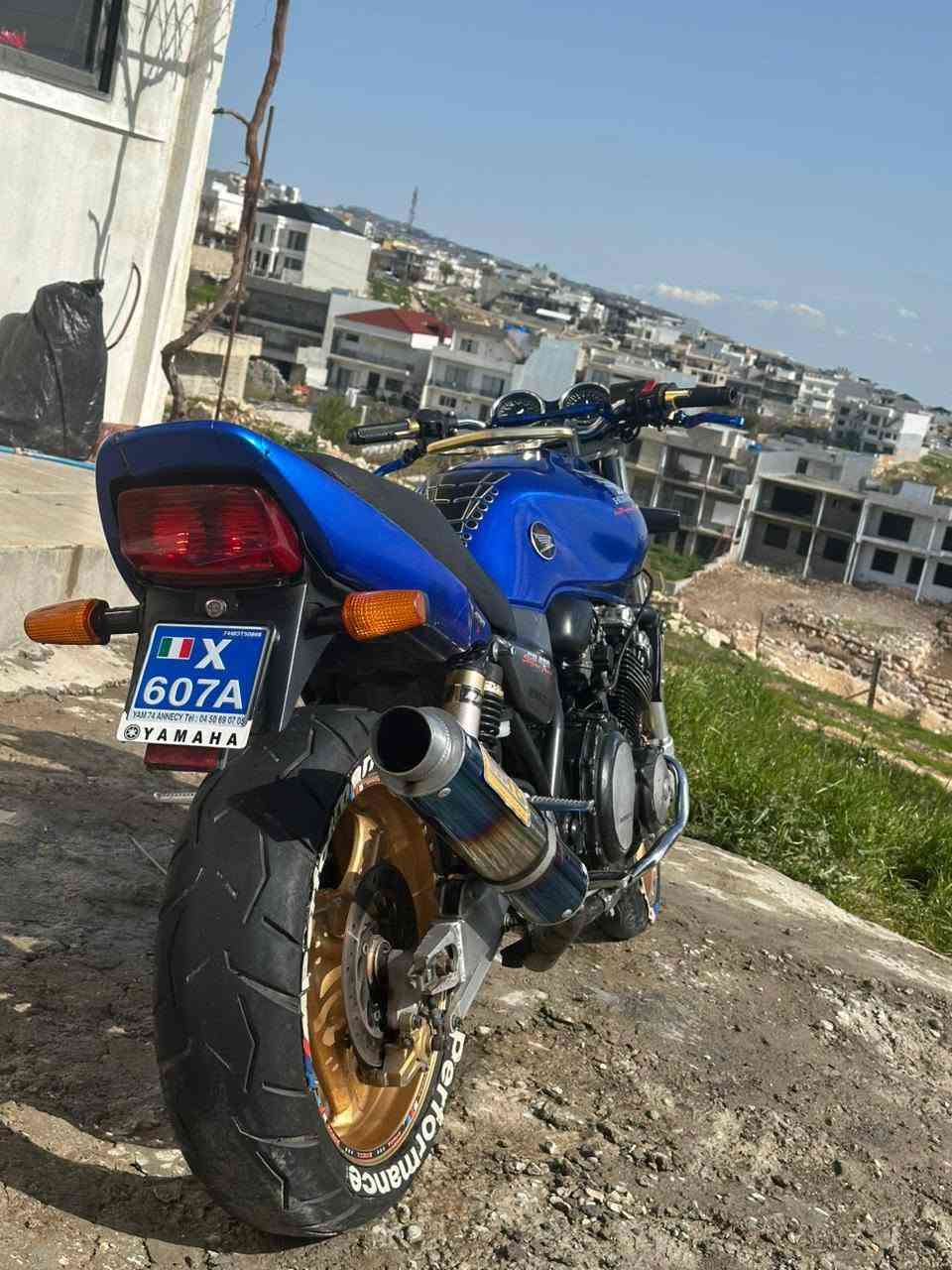 Cb400 super fouree
٢٠٠٥ هەمو گیانی بە شەرتە تایە کانی لۆکە کارەبایاتی مەزبوتە
مەکینە کەپسە بە شەرتی فەحس سەعرە کەشی ١٥ وەرەقە 
ڕەقەم تەلوفۆن *********** أربيل, العراق
