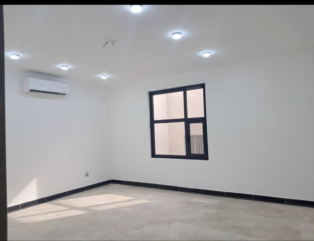 السلام عليكم
شقة للايجار طابق ارضي تحتوي على غرفتين نوم
  أثنان حمامات غرفة لوندري(غسالة) مطبخ كبير مع اثاثة(كاونتر وطباخ والسنك والخ) غرفة ضيوف حجم كبير. شقة مكيفة بالكامل  
علما زجاج الشقة ضد الصوت (فايبر كلاس عازل) الشقة محمية بنظام سكيورتي(انتركوم) 
مساحة الشقة 150م صافي ماعدا المناور والبالكون. موقع البناية منصور الداوودي قرب مدرسة الظفر .فقط عوائل 
الاستفسار ***********
