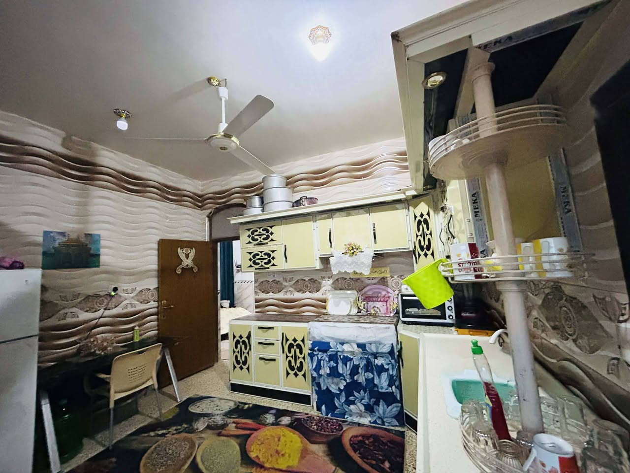 السلام عليكم .بيت طابو صرف العنوان  في حي العسكري  قرب ساحه تارتان تحسين قرب مدرسه كميل مقابل ساحه كرة القدم . البيت ركن على شارعين.شارع امامي شارع عام تبيلط 10متر وشارع فرعي 7متر  .المساحه 165 الواجهة 15متر النزال 11متر البيت نظيف جدا يتكون من غرفتين نوم واستقبال وصاله واسعه. ومطبخ حار وبارد وصحيات خارجيه...بناء حديث .طابوق والسقف صب كونكريت مسلح  . الطابق الثاني يوجد فيه مخزن ...للشراء والاستفسار عن السعر الخاص مفتوح او اتصل بالرقم ***********
