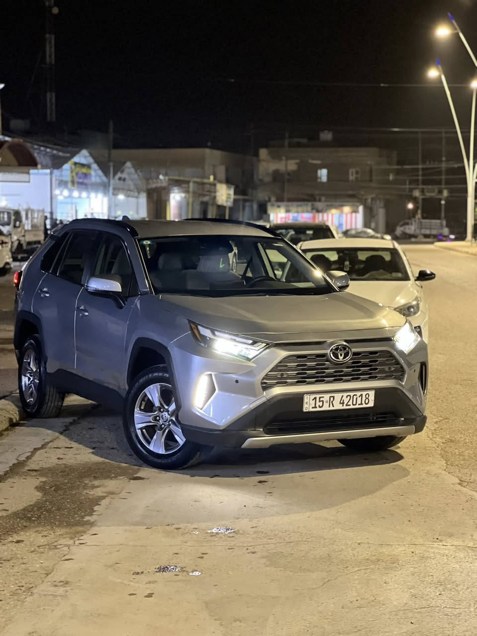 سلام عليكم  رف فور 2024
لون سلفر   مواصفات عاديه   
بدون هايبرد. 2500فقط بانزين.  ضررها راس البنيد وفوك الايت. شويه بالجاملغلت موضح بالسونار.  رقم انبار حره تحولي ثاني يوم.  رقم تلفون  ***********
