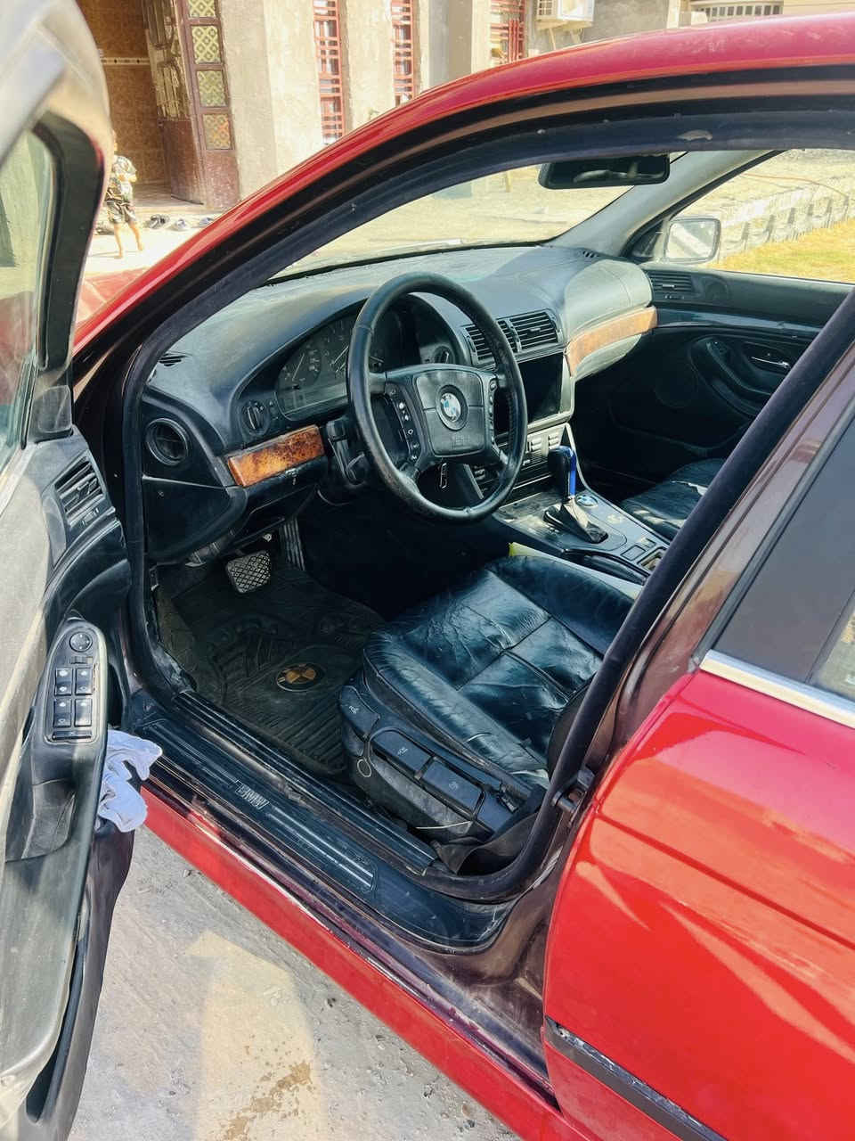 بسم الله الرحمن الرحيم للبيع بيم صقر موديل 97 رقم إلانبار جديد اجنبي بسمي محرك 8v كير تمساح اتوماتيك  سياره جاهزه من كلشي مكفوله من ضربه ومصبوغه جماليه فقط اي استفسار *********** إذا اكو امراوس حسب القناعه أو بيع السعر 85وبيهه مجال بسيط
