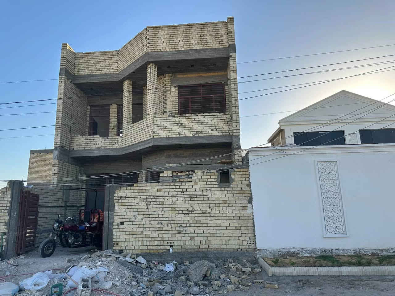 للبيع ‏المساحة 150 متر يحتوي على أربع غرف نوم مطبخ وخدمات صحية عدد2 منور2 حولي ٢ صالة￼ وخدمات صحية خارجية مربع الأول حي النصر مربع البحيرة سند 25 نقص أرضية والفتنك تقفيل البيت بياض كامل مطبخ حمامات سيراميك كاملات للاستفسار اتصل *********** ￼ مباشر من صاحب الدار بدون دلال
