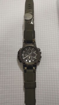 ساعة عسكرية فقط بطاريات وتشتغل السعر (18) ألف  07755410400