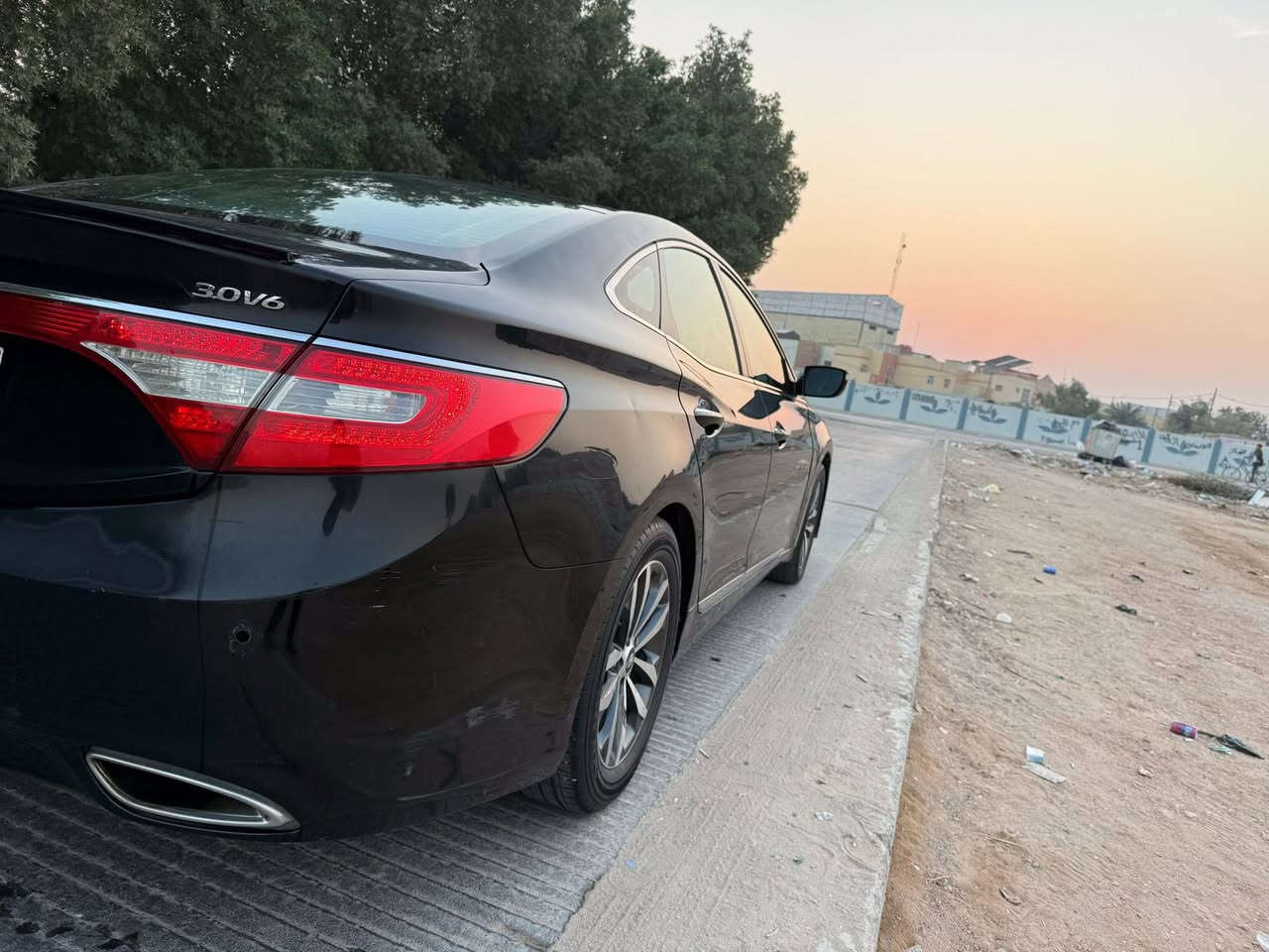 * هونداي أزيرا موديل ١٢
* خليجية
* رقم بغداد صدامي بإسمي
* المحرّك 6
* اللون أسود
* بصمة تشغيل
* بصمة بالأبواب
* سايد بريك بصمة
* بانوراما طگتين
* كاميرا خلفية
* حساسات أمامية خلفية
* پردات بالأبواب الخلفية + پردة كهربائية
* تحكّم ستيرن ٤ جهات
* تبريد قطعتين
* تدفئة بالكشنات
* كشنات جلد أسود
* كشنات كهربائية
* مري شفط
* إنارة ترحيب خارجية و داخلية
* ثلاجة بالچكمچة
* بعد بيها شغلات إعتيادية مثل اواكس و مدخل USB عدد ٢ و …
ضررها فقط چاملغ أمامي بارد ما مبين و چاملغ الجهة الثانية مبدل بأصلي .


**إذا كنت صاحب هذا الإعلان وتريد حذفه لأي سبب، رجاءا أرسل رسالة إلى الدعم الفني**