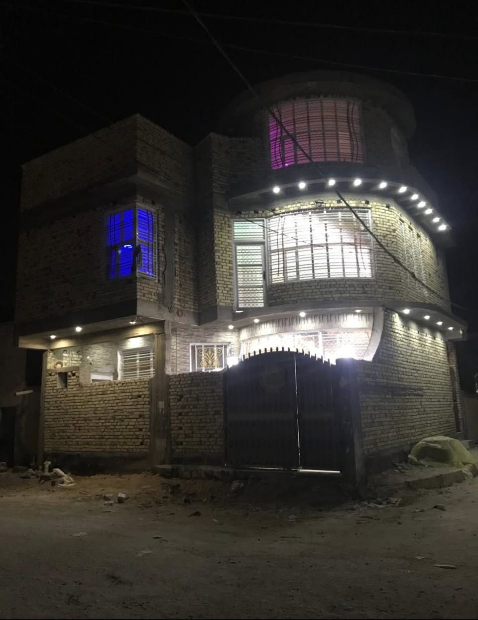 السلام عليكم
دار سكن ركن للبيع المساحة 100م (مع الاثاث)

العنوان:الديوانية حي الوحدة (شارع الزهور)

يحتوي الدار على 

الطابق الاول: استقبال ، صالة مطبخ مفتوح على الصالة ، مطبخ حار بارد ، الارضية مرمر ، درج دوار بايات مرمر 

الطابق الثاني: غرف نوم عدد 2 احد الغرف نظام سويت ، صالة ، مجموعات صحية 

للاستفسار: ***********
