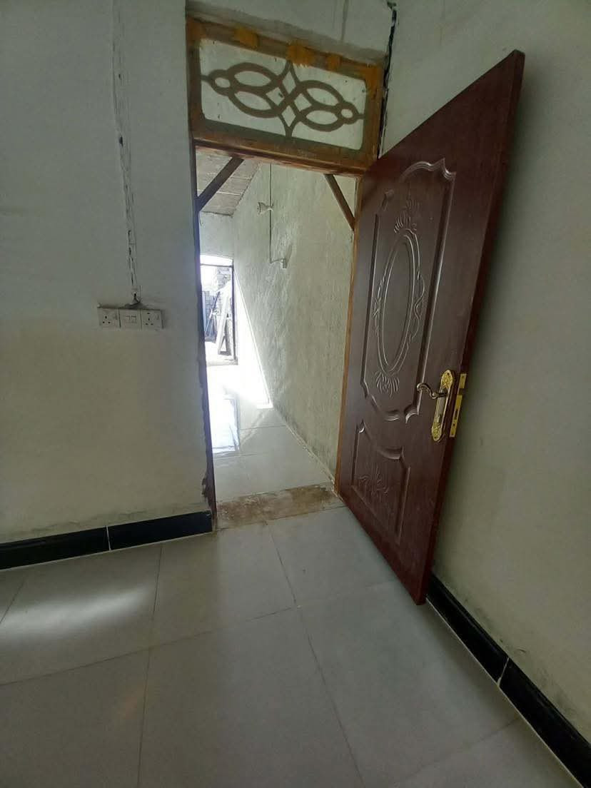 100 متر زراعي مرقم مشمول تطويب 
أساس صب كونكرت سقف عكاده  ارضيه سراميك  غرفه +صاله +مطبخ+ صحيات داخليه وخارجيه طارمه ومكشوفه ببناء جديد مامسكون  التبليط باب البيت  كهرباء ماي كلشي كامل  كيزر حجم كبير تانكي حجم كبير  ساحب وطني. فقط الاستقبال  بعد هيكل واصل لسقف مكان شارع المعمل نهايته بشارع اسمه شارع السبيس  تبليط باب البيت((السعر 16)) 0783 184 6945
