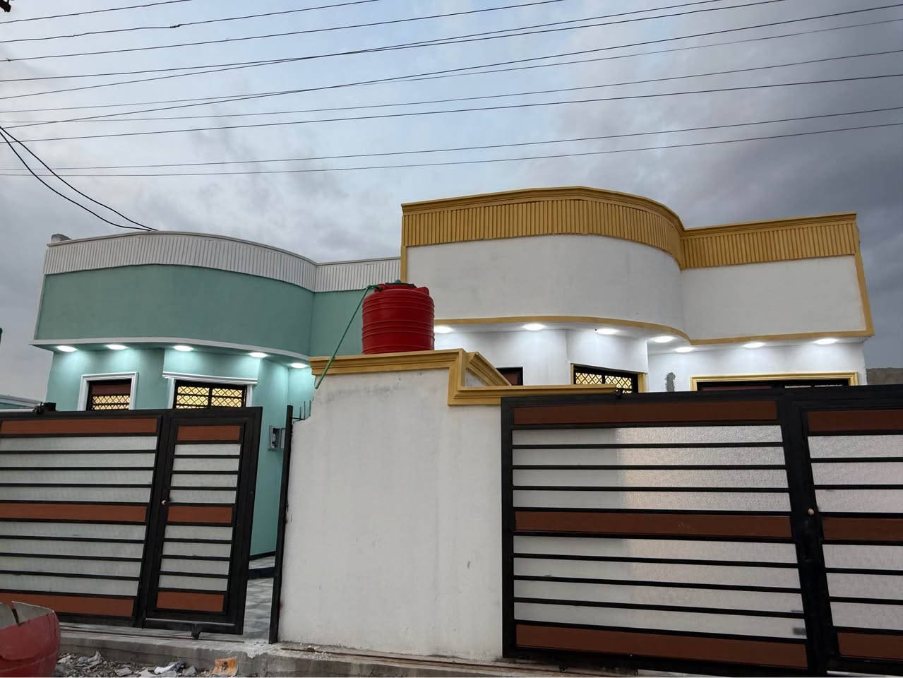 #اسعد_الله_أوقاتكم_بكل_خير👋⁉️

دارين  سكن للبيع ⛪️ بسعر بلاش 
بيوت حلوه مرتبه 

#مساحت كل بيت 150متر  بناء حديث بعده بل جيس

#يحتوي البيت على غرفتين نوم 
و ديوان 
و صاله 
و مطبخ 
و صحيات داخلي و خارجي و كراج سياره 
بيت كلش مرتب 

كافه الخدمات متوفره 

#جنس_العقار :: طابو صرف زراعي بأسم عراقي سند ٢٥ راعي لارض ساكن نفس المنطقه 

البيوت علا شارع تبليط 10 متر 🛣️

#العنوان ابو الخصيب  شارع ابو كوصره 
يبعد عن شارع ابو كوصره 20 متر

سعر كل بيت 90مليون  و بي مجال 
#للاستفسار الاتصال على الهاتف 📞📳
📳((***********))📳 ابو كيان الحدادي البصرة, العراق
