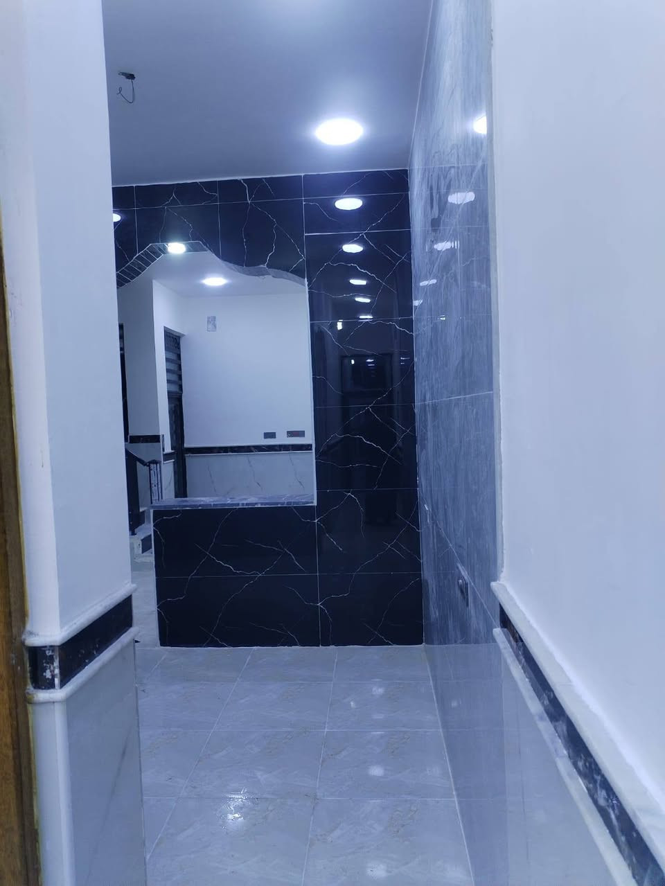 سلام عليكم مشتمل ١٠٠متر قرب الفلكه القاضي حي الغدير طابو غير مسكون ***********
