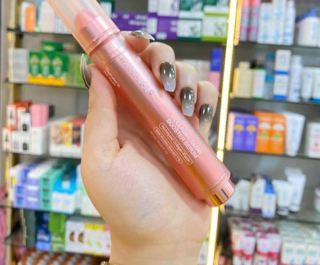 #تخفيض_مؤقت_توصيل_مجانااااااا 
السيروم المعزز ب الكولاجين من ميديكوب الكوري الطبي

*✨ سيروم تعزيز الكولاجين من Medicube - الحجم 15 مل*
*سر الإشراقة الشبابية في قطرة*

*سيروم فعّال يمنح بشرتك مظهراً مشرقاً وممتلئاً بالحيوية، بفضل تركيبته الغنية بالكولاجين المهدرج عالي الامتصاص، النياسيناميد، ومستخلص بروتين الحليب.*
 ترطيب عميق،  مرونة أقوى، و إشراقة فورية – كل هذا في عبوة مبتكرة تحفظ الفعالية وتمنحك الجرعة المثالية بكل سهولة.*

 مثالي للبشرة الحساسة،*
*ويعزز ملمس البشرة ويجددها من الداخل للخارج.*
*جربيه وامنحي بشرتك لمسة شباب لا تُقاوَم! ✨*

*مزود بآلية زر ملتوية وحاوية خالية من الهواء، يضمن هذا المصل توزيع الكمية المثالية مع كل استخدام، والحفاظ على النضارة والفعالية للحصول على نتائج مثالية

*ترطيب عميق بمكونات متميزة 
*تم تركيبه باستخدام النياسيناميد ومستخلص بروتين الحليب والكولاجين المحلل، يوفر هذا المصل ترطيبًا مكثفًا بينما يعمل السيراميد NP على تقوية حاجز الجلد+تقليل الخطوط الدقيقة وتوحيد لون البشرة للحصول على بشرة ناعمة ومشرقة‼️


**إذا كنت صاحب هذا الإعلان وتريد حذفه لأي سبب، رجاءا أرسل رسالة إلى الدعم الفني**