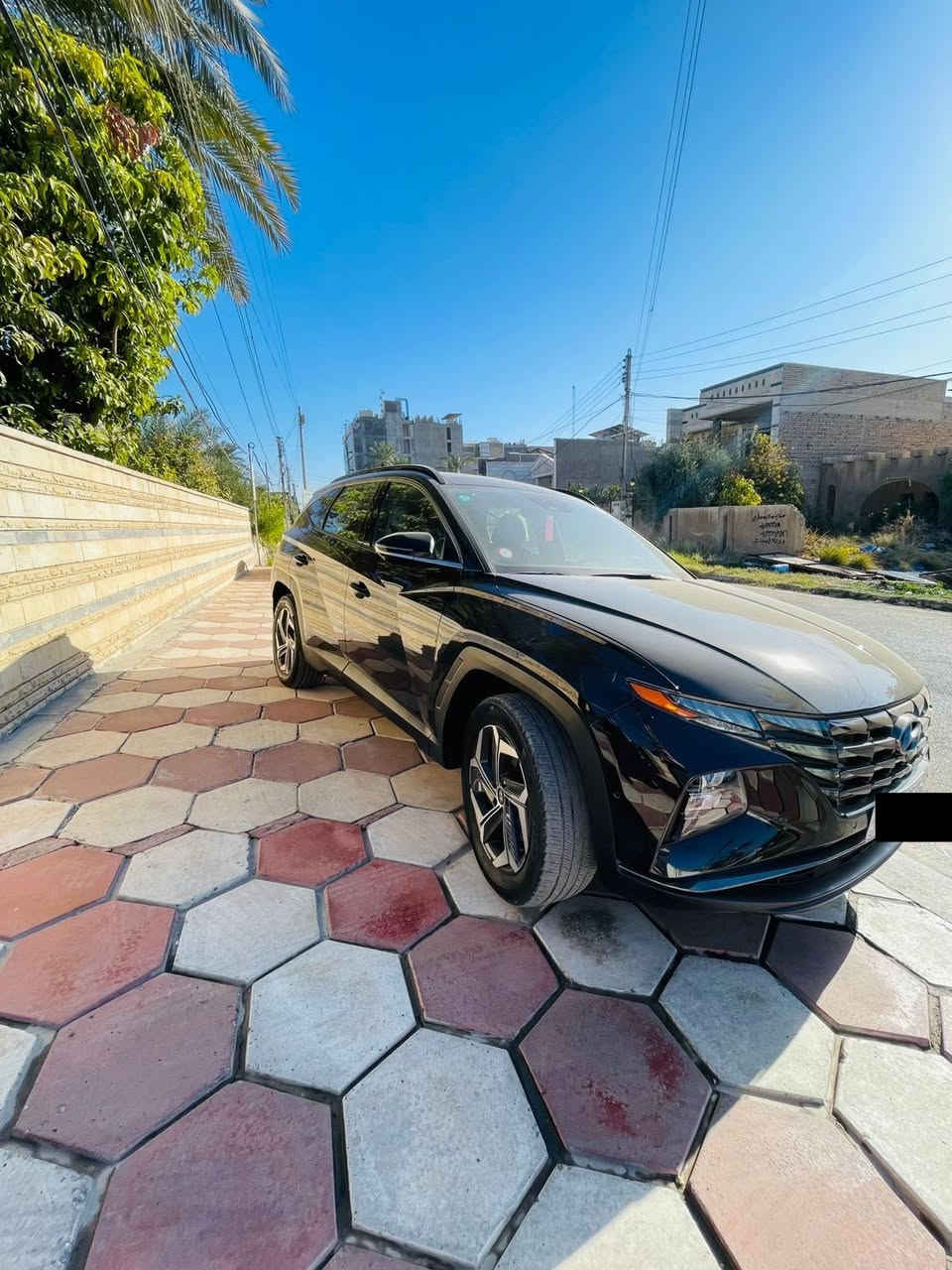 السلام عليكم ورحمة الله وبركاته 
هونداي توكسان موديل 2023 هايبرد امريكي 
حادث فقط البنيد ومبدل نفس اللون بدون صبغ السياره 
مواصفات السياره لمتد Vip اعلى مواصفات 
*بانوراما 
* بصمه . تشغيل عن بعد 
*تتقدم وترجع بالريموت (البصمه) 
*تبريد وتدفئه بالكشنات . ومقود تدفئه
* كير دكم . و4 انضمه بالكير 
* رادارات 360 درجه
* كامرات 360 درجه 5 كامرات
* سياقه ذاتيه . ونقاط عمياء 
* كشنات 2 كهرباء 
* حساسات اماميه وخلفيه 
* باب الصندوق كهرباء 
* شاشه ابل كار بلي بلادي حجم الكبير 
* شاحن لاسلكي 
* تحكمات بالمقود واوامر صوتيه 
* كشنات خزن (ميمري ) 
بعد هواي مواصفات لا تعد ولا تحصى
الاتصال *********** واتساب 
مكاني بغداد
