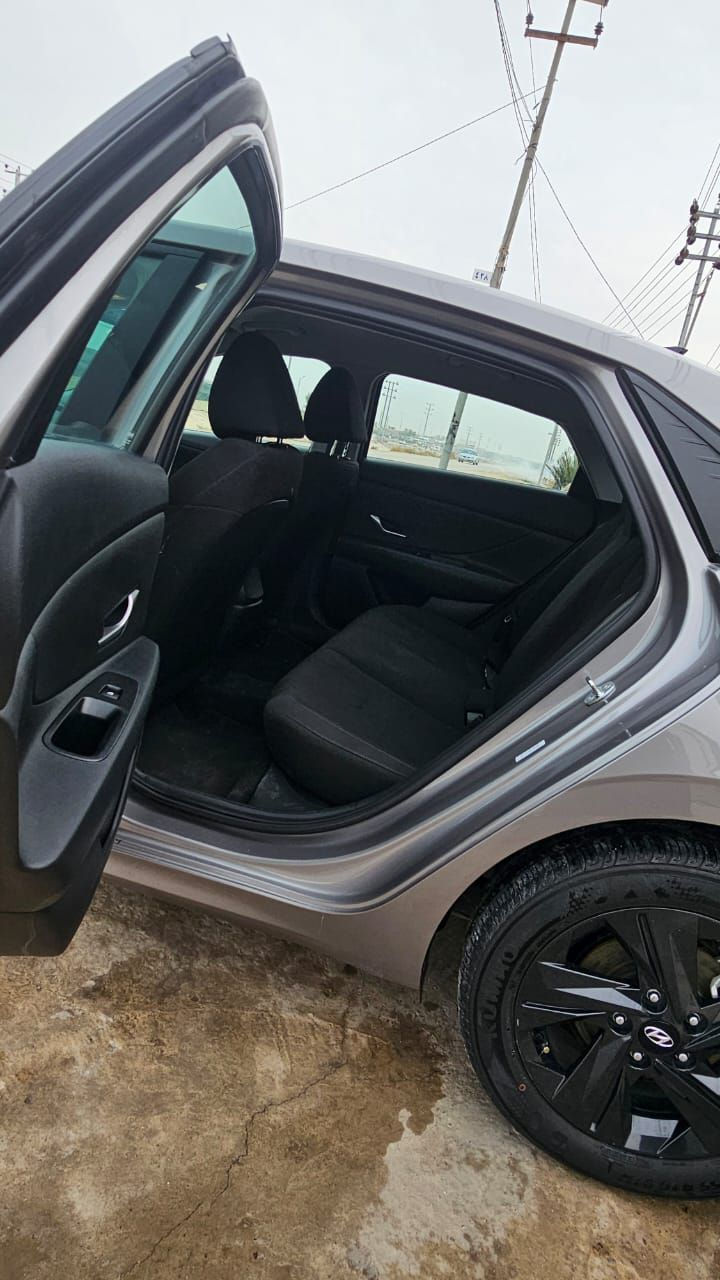 اللهم صل على محمد وال محمد 
السلام عليكم ألنترا موديل 2023 وارد امريكي كفاله عامه ماعدا الدعاميه فقط بدون ايرباك فول مواصفات ماعدا الفتحه حساسات امامي خلفي رادارات امامي خلفي تشغيل عن بعد السياره ماشيه 28ميل  كفاله من الشخط رقم دولي معوقين ذي قار  سنويه 2031 العنوان كربلاء السعر 165 وبيها مجال 
***********
