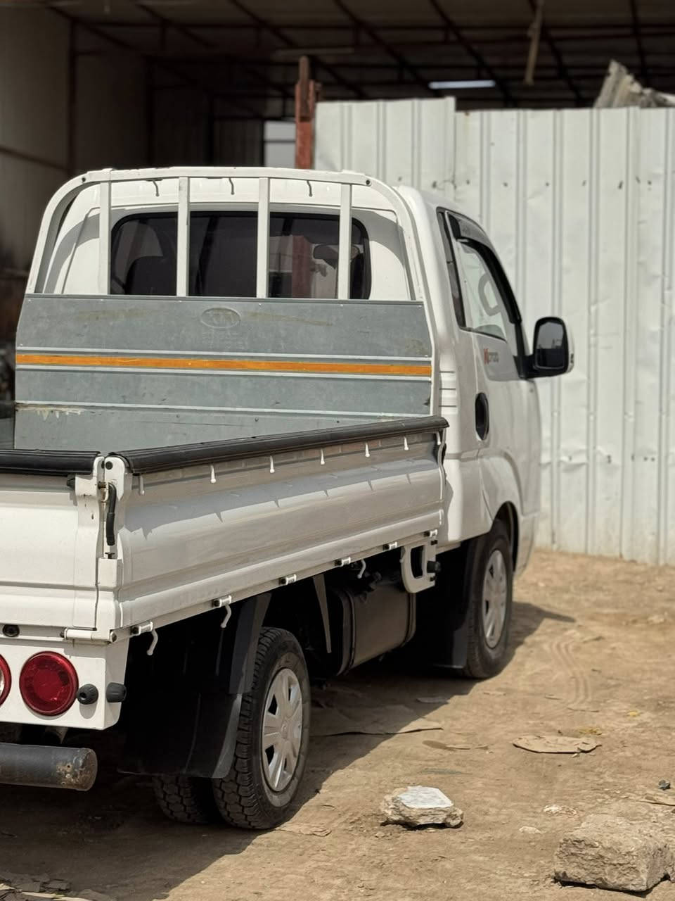 كيا بنكو موديل ٢٠٢٣ رقم بغداد فول مواصفات سياره جاهزه على الاخير مال جناي وشوفت عينك بلصور السياره بيها قطعه تبديل فقط باب السايق والباقي كفاله 

‭٠٧٨٢ ١٧٠ ٨١٠١‬
‭٠٧٧٤ ٨٠٧ ٧٦٤٦‬
