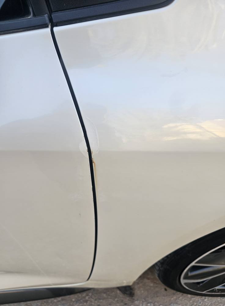 تويوتا كورولا 2020 SE (وارد أمريكي) - نظيفة جداً
​المواصفات:
​النوع: تويوتا كورولا (Toyota Corolla).
​الفئة: SE (فئة رياضية ومميزة).
​المحرك: 2000cc (قوي واقتصادي).
​الموديل: 2020.
​الحالة: السيارة بحالة ممتازة ومحافظ عليها.
​الملاحظات: يوجد "جاملغ" أمامي (موضح) معالج على البارد بشكل خفيف جداً دون أي أضرار تذكر، السيارة نظيفة وبدون إضافات أخرى.
​الإضافات والمميزات:
​مواصفات الفئة الرياضية (SE) المعروفة بالثبات والجمالية.
​أداء ميكانيكي ممتاز.
​تبريد ومحرك بحالة ممتازة جداً النجف, العراق


**إذا كنت صاحب هذا الإعلان وتريد حذفه لأي سبب، رجاءا أرسل رسالة إلى الدعم الفني**