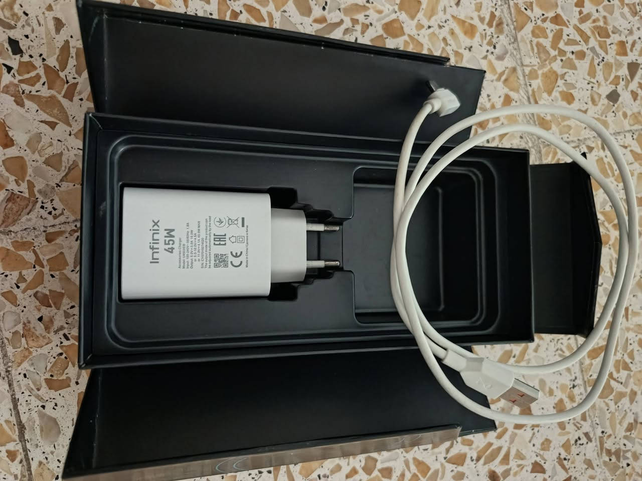 السعر  310الف مع كامل ملحقات شاحن الأصلي  و باكيت   ***********
