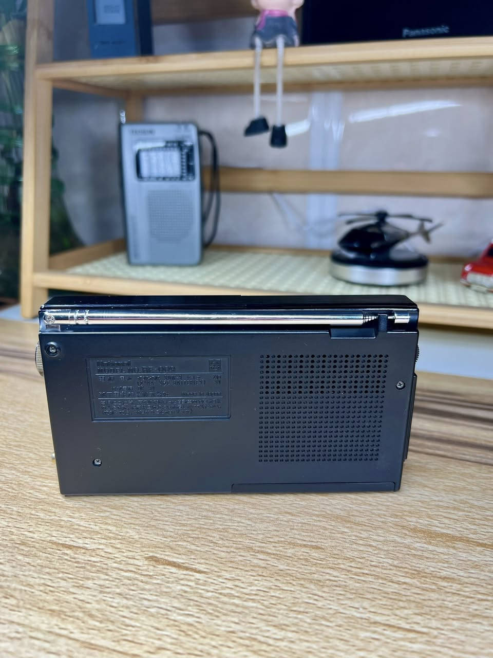 بعد اذن الآدمن
بهذا الراديو كان الليل أطول و الصوت أصدق و كانت الأغنية تدخل البيت بدون استئذان
ان بعض الأشياء تنسمع بالقلب قبل الأذن
راديو ناشيونال ياباني الصنع ١٩٧٠
يعمل على بطاريات قلم عدد ٢ او محولة خارجية ٣ فولت غير مرفقة معه
٩ موجات Fm-Mw-Sw(1-7)
حافظة جلد اصلية 
للحجز مراسلة الصفحة او مراسلة واتساب على الرقم ***********
#الجميع
#راديوات_انتيكة
#راديو_قديم
#راديو_نادر
#تحف_وانتيكات
#انتيكات
‏#VintageRadio
‏#AntiqueRadio
#هواة_التحف
#بيع_وشراء
#العراق
