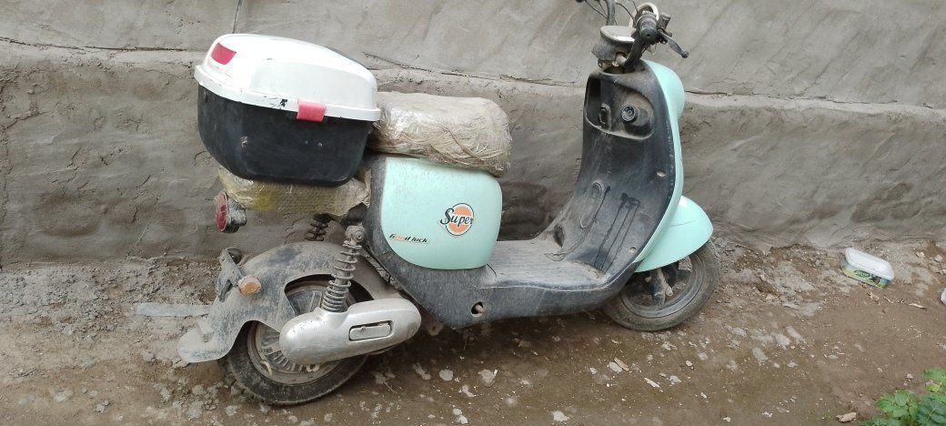 السلام عليكم 
دراجة شحن نضيفة و مرتبة 
نقص بطاريات و كلوب امامي و صوندة بريك امامي
و كفرات بيها شوي شخوط صغيرة فقط 
و الباقي كلة شغال 
...
سويجين
و بصمنين
و سويج لل صندوك الخلفي
السعر 375الف 
مكاني بغداد مدينة الصدر 
اي استفسار خاص


**إذا كنت صاحب هذا الإعلان وتريد حذفه لأي سبب، رجاءا أرسل رسالة إلى الدعم الفني**