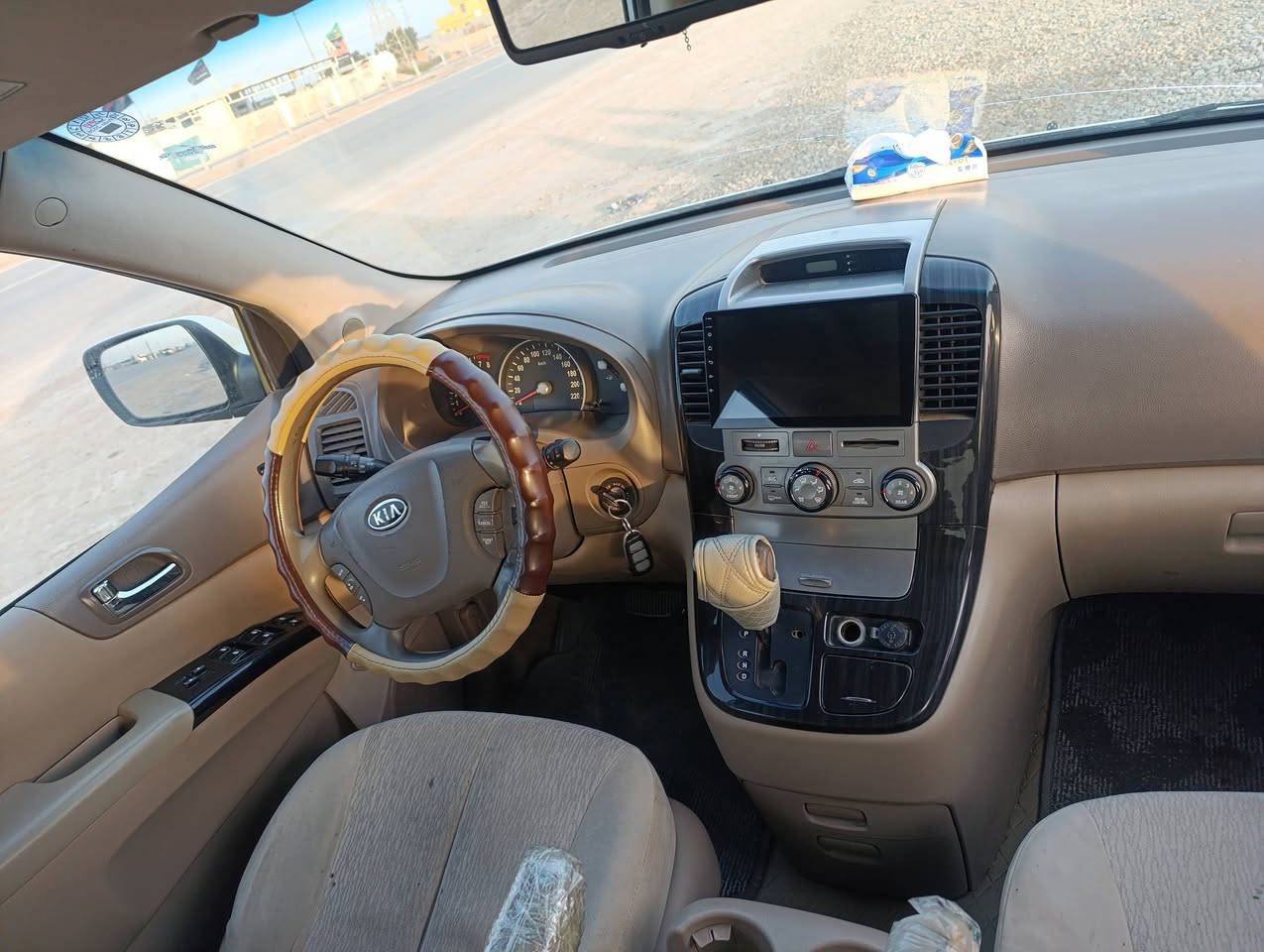 سلام عليكم عندي كية كرنفال 2014 رقم اربيل دولي بسمي سيارة جاهزة من تخم تاير حدادية حلوة كير محرك مكفولات فول موصفات ماعدة بيبان مو كهرباء سونار مرفق بل منشور سعر 157 وبيها مجال  ستفسار على هاذة رقم ***********
