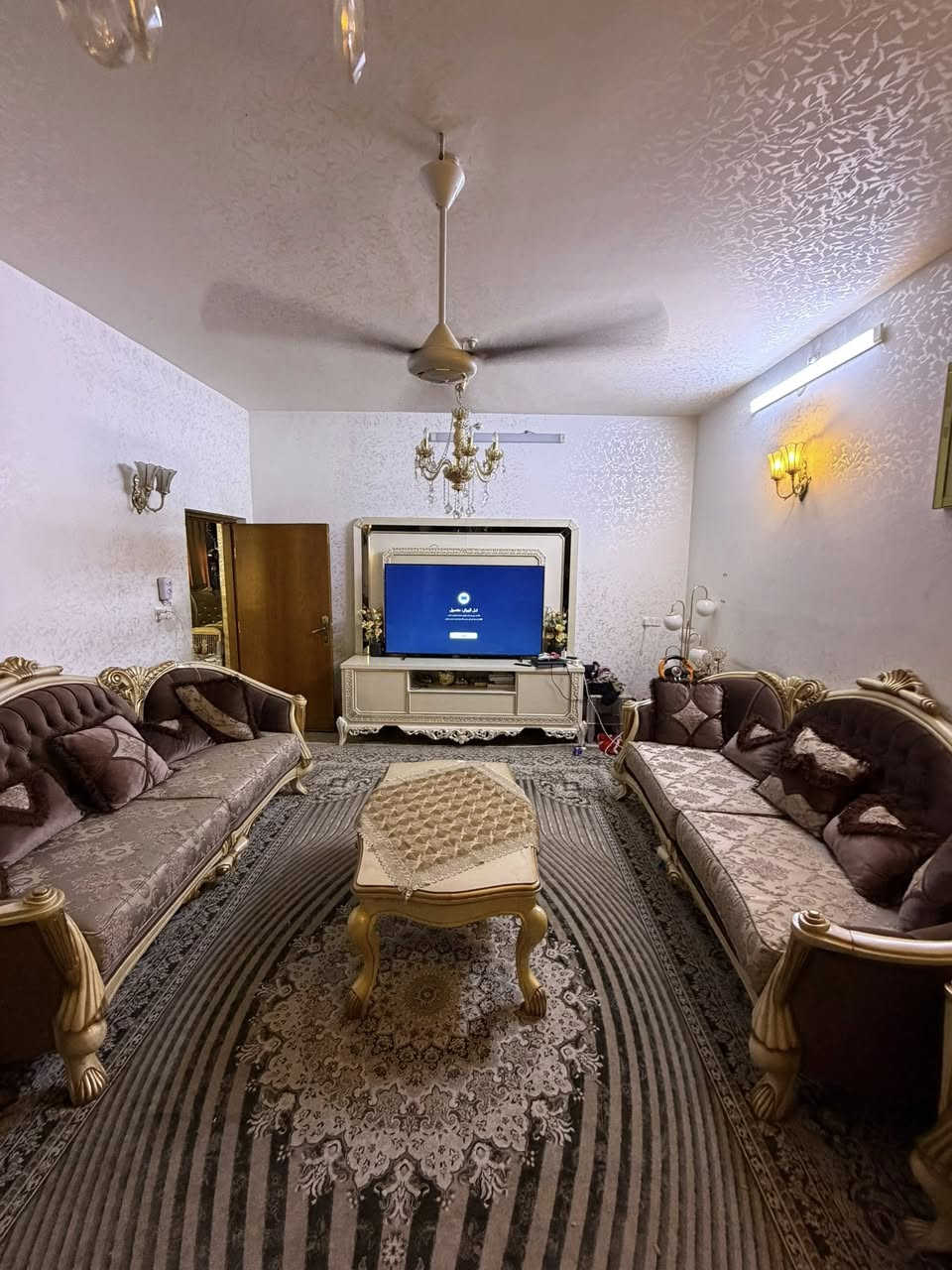 🏡/ دار للبيع المساحة ١٩٨ م طابو صرف 

              الواجهة ١٠ م / النزال ١٩.٨ م

🧱/ بناء نظيف جداً  سنة ٢٠١٠ ( موقع راقي جداً )

الطابق الاول/ مطبخ . هول . استقبال . غرفة نوم . مجمع صحيات. گراج . حديقة 

الطابق الثاني/ ثلاث غرف نوم . هول . مجمع صحيات 

🌏الموقع/ حلة حي الكرامة خلف مطعم كنتاكي هاوس خلف التجاري شارع ٦٠ 

                     ( تبليط ومجاري وارصفة )

⭕️ نستقبل جميع العروض السكنية والتجارية والزراعية في جميع مناطق الحلة 

لمعرفة السعر مراسلة الصفحة او مراجعة مكتب

بشار للعقار والمقاولات شارع ٦٠ بداية شارع الحسينية 

*********** 

***********
