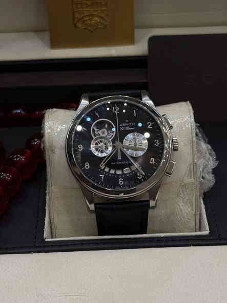 انظر إلى قلب الدقة يخفق على معصمك... Zenith El Primero Chronomaster Open "Power Reserve" ليست مجرد ساعة، بل هي قطعة من تاريخ صناعة الساعات حية تتنفس.

تُجسد هذه التحفة الميكانيكية إرثًا عريقًا، حيث كانت حركة El Primero من أوائل حركات الكرونوغراف الأوتوماتيكية في العالم. واليوم، تأخذك هذه الساعة إلى ما وراء الوقت من خلال نافذتها المفتوحة الساحرة، التي تمنحك إطلالة حصرية على آلية العمل الداخلية وهي تؤدي رقصتها الدقيقة.

عرض خاص بمواصفات استثنائية:

· الحالة: كالجديد - كما وصلت من المتجر لأول مرة.
· القطر: 44 ملم (مقاس أنيق وكلاسيكي).
· الحركة: كاليبر 4021 تلقائي - أشهر حركة كرونوغراف في العالم.
· السوار: سوار جلد أسود .
· التصميم: علبة من الفولاذ المقاوم للصدأ.
· مرفقاتها: العلبة الأصلية والكارت الرسمي (ضمان الجودة والأصالة).

أبرز المميزات:

· نافذة مفتوحة تكشف جمال الآلية.
· مؤشر احتياطي طاقة.
· دقة خارقة لقياس 1/10 الثانية.

للاستفسار والشراء، زورونا في:

· اسم المحل: 🏆 Golden Watch
· العنوان: 📍 واسط - الكوت - شارع المغرب
· للتواصل: 📞 *********** (واتساب أو اتصال مباشر)

لا تكتفي بقياس الوقت، بل امتلك أسطورة بحالة لا تُنسى.

#Golden_Watch #الكوت #واسط #زينيث #Zenith #ElPrimero #Chronomaster #ساعات_فاخرة
