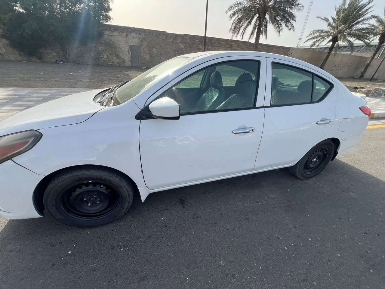 سلام عليكم سياره نيسان فيرسا موديل 2019 بيه بارد بلباب مال السايق او البصف السايق بسيطات سياره نضيفه وارد امريكي او صور الحادث مرفوقه المكان بلديات رقم *********** متواجد اتصال او واتساب السعر (90$) او بيه مجال
