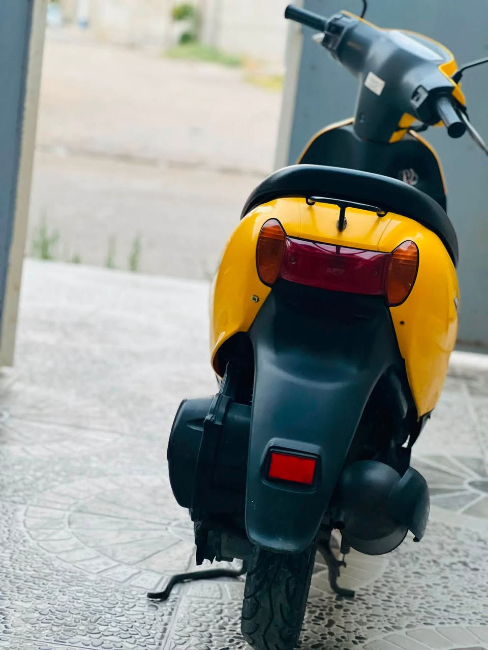 دراجة سوزوكي موديل lets 4
المحرك: 49cc (50 سي سي)
* نوع المحرك: 4 أشواط (4 Stroke) حقن إلكتروني FI
* التبريد: هوائي
* القوة: حوالي 5 أحصنة
* القير: أوتوماتيك CVT
* خزان الوقود: 4 لتر تقريبًا

* السرعة القصوى: بين 55 إلى 60 كم/س تقريبًا حسب حالة الماطور والوزن والطريق
* استهلاك الوقود: اقتصادي جدًا، يوصل إلى أكثر من 60 كم لكل لتر في الاستخدام الهادئ. (للبيع) التواصل خاص


**إذا كنت صاحب هذا الإعلان وتريد حذفه لأي سبب، رجاءا أرسل رسالة إلى الدعم الفني**