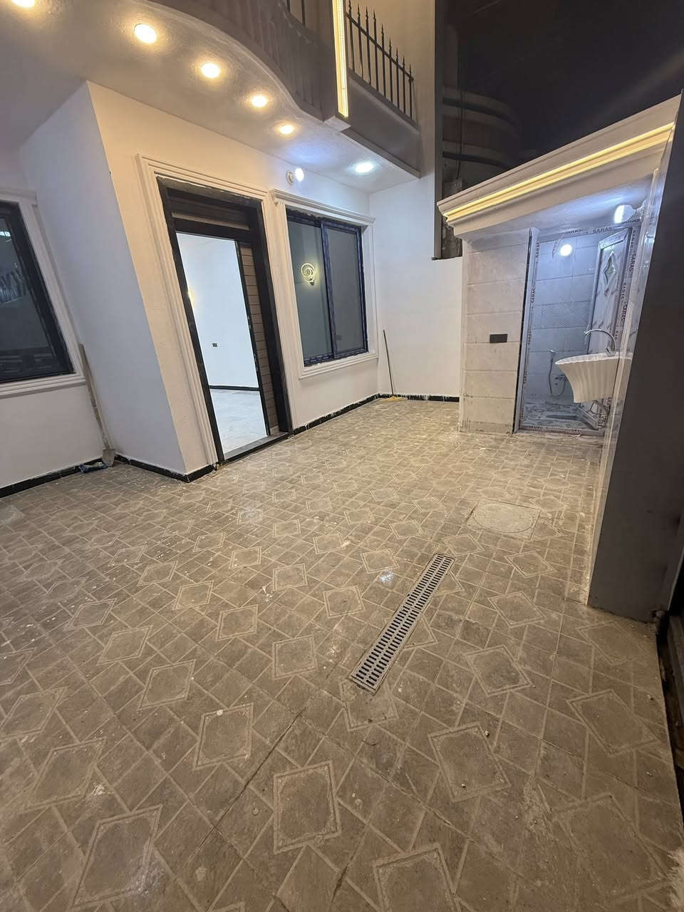 السلام عليكم
بيت جديد بناء رفت 
بناء طابوق 
ستقبال +مطبخ+صاله +غرفه نوم.  +حمام.   الطابق الاول 
الطابق الثاني.  غرفتين نوم وصاله وحمام 
المساحه البيت 150 م طابو ملك صرف
موقع البيت المدائن حي التصنيع خلف البيطرى 
الاتصال او المرسله واتساب 
***********
***********
