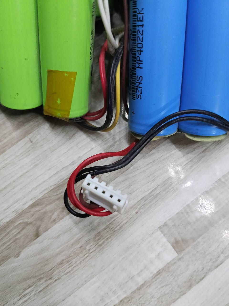 بطاريات بهذا الشكل القطعه 3 الف
***********
