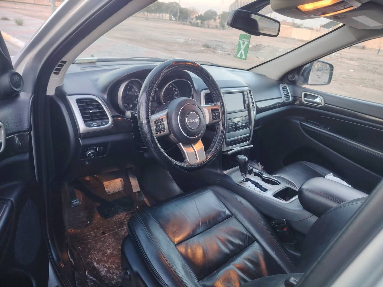 السلام عليكم... 
جيب موديل 2013 وارد امريكي.. 
بيها جاملغ وبنيد بدون دواخل.. 
فول مواصفات... 
ماشية 70 الف.. 
رقم بغداد.. 
مكان السيارة بكربلاء.. 
السعر 158.. 
***********
