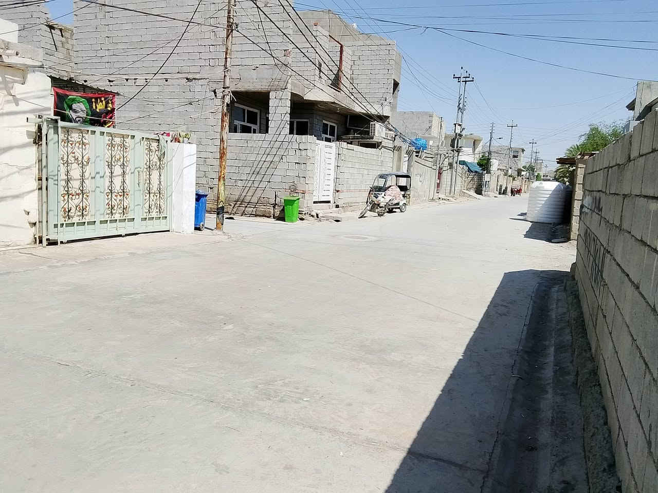 السلام عليكم دار للبيع مساحه ١٠٠ متر زراعي بناء يتكون من استقبال وصاله وغرفه نوم وصحيات وكراج ارظيه سيراميل للباب خدمات متكامله تبليط اناره مجاري انترنيت ظوءي العنوان بهرز الدواسر شارع جامع الحاجه حصيله اتصل عل رقم ***********
