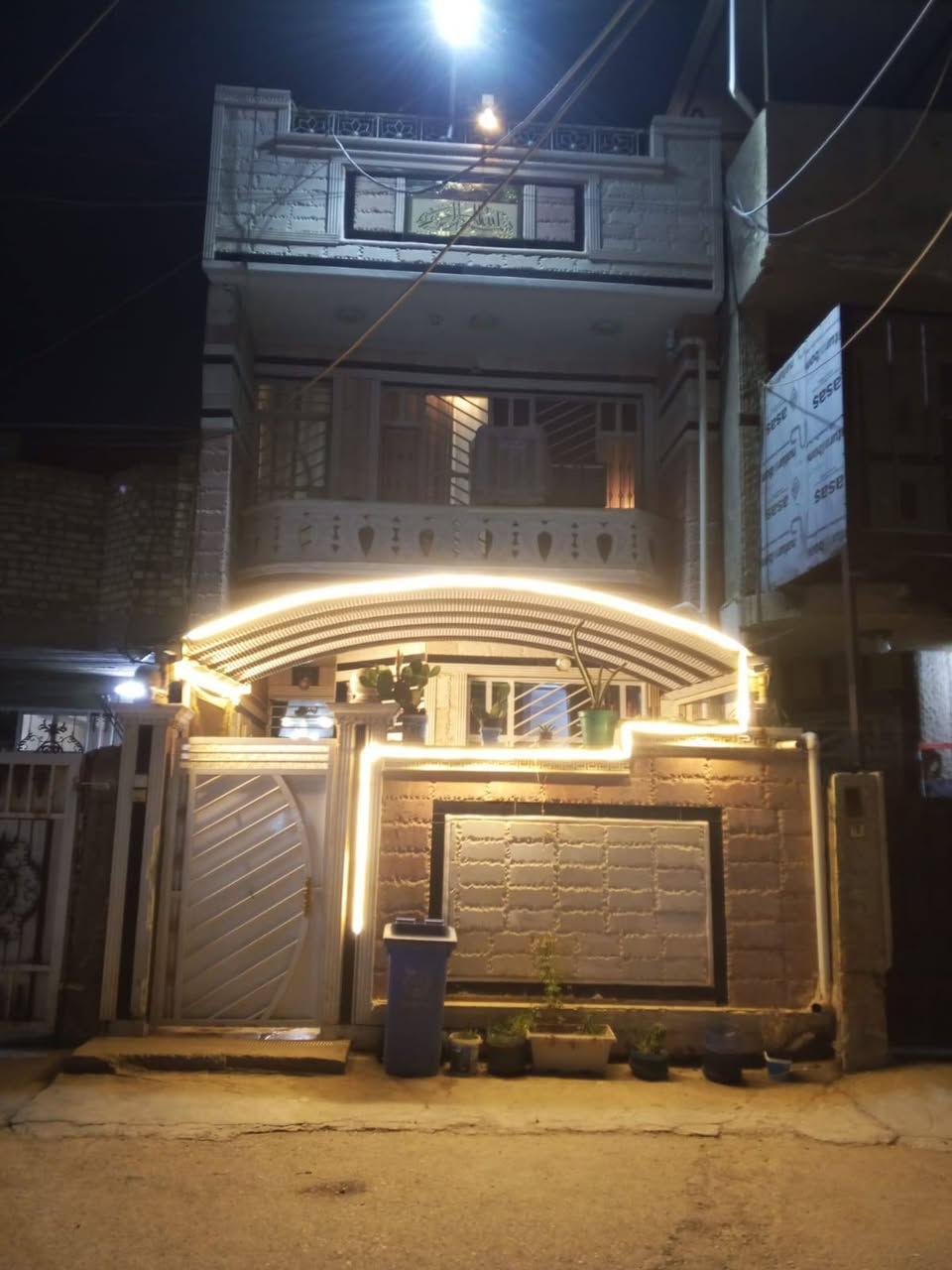 من رخصت مدير الگروب المحترم
دار للبيع مساحة (١٠٠م)
طابو زراعي سند ٢٥ ملك صرف
منطقة كافة الخدمات تبليط مجاري نت حكومي بناء طابوك طابقين ارتفاع السقف (٣،٢٥٠) السقف جبسن بورد للطابقين يتكون الطابق الاول غرفة نوم +استقبال ومطبخ حار وبارد وحمام ارضية البيت مرمر ايطالي+حمام خارجي
والطابق الثاني يتكون من غرفة نوم عدد(٢) كبيره الاولى ٥*٥ مع بالكونه والثانيه ٥*٤ + حمام وجلسة استراحة والسطح شتايگر
عنوان شعب سريدات القديمه الأولى
 للاستفسار  ***********/اتصال او واتساب
