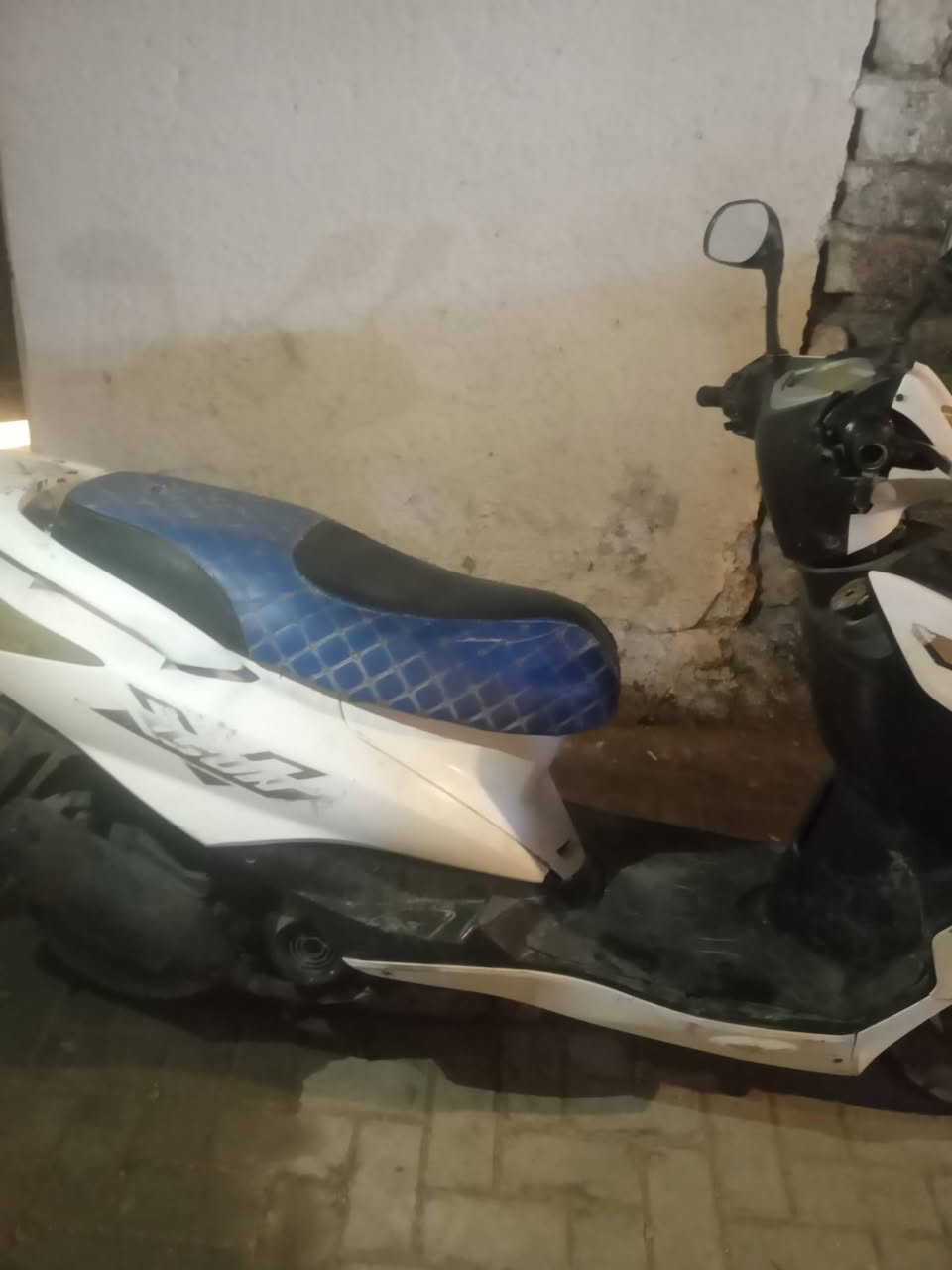 دراجه سكنز للبيع العنوان بصرة حي الحسين 
سعر 350 او بيه مجال قليل 
رقم الهاتف ***********
